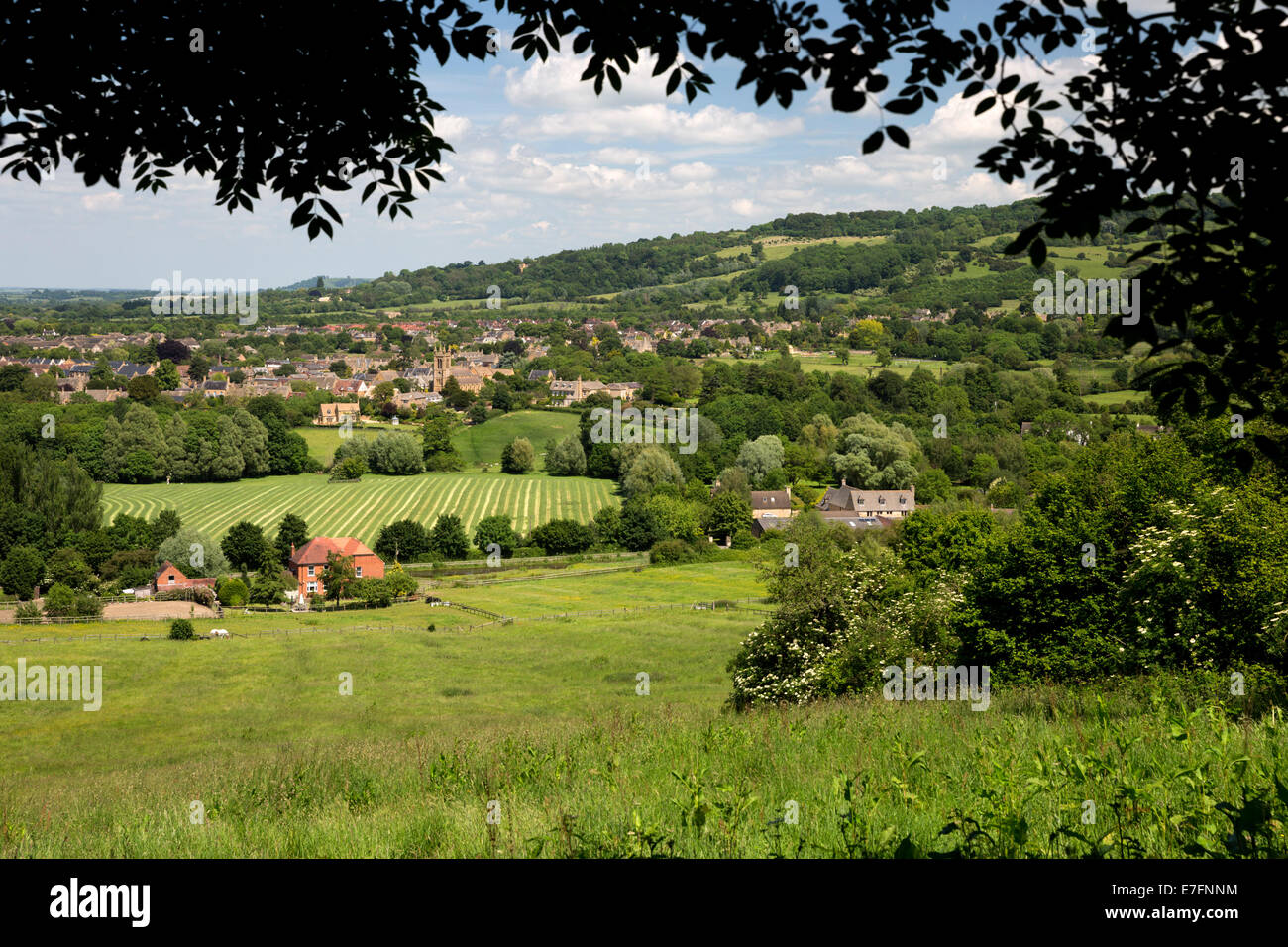 Blick über Dorf mit Fisch Hügel hinter, Broadway, Worcestershire, England, Vereinigtes Königreich, Europa Stockfoto