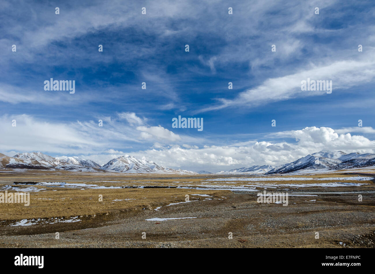 Herrliche Aussicht auf die Höhenlage tibetischen Hochebene und bewölktem Himmel in Qinghai Provinz Stockfoto