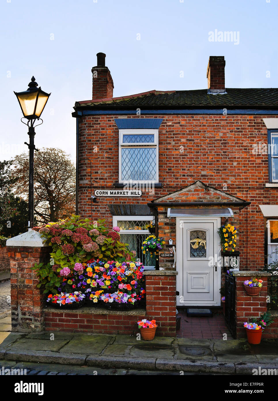 Ein Haus mit künstlichen Blumen in der Nähe von Howden Mister, North Yorkshire, England. Stockfoto