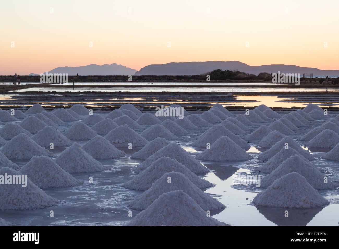 "Meersalz" Salz-Sumpf-Landschaft Sonnenuntergang "Salz Grabhügel" Natur horizontale Horizont "Copy Space" Reflexion Stockfoto
