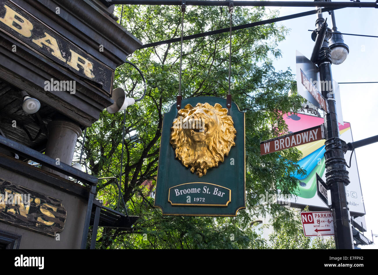 Kenn's Broome Street Bar in Soho in Lower Manhattan in New York City mit einem Schild zum Aufhängen eines Löwenkopfes Stockfoto