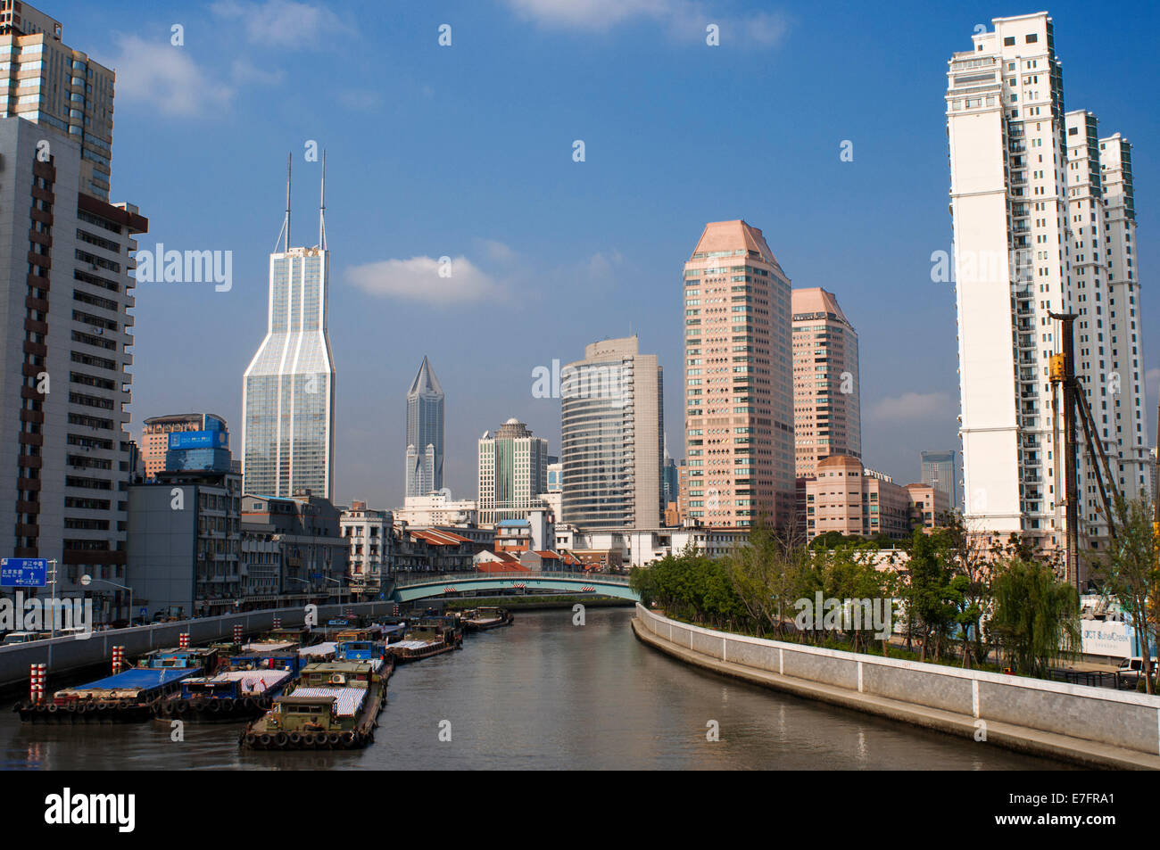 Skyline von Pudong Financial District und Brücke über Wusong (Suzhou Creek), Shanghai, China. Suzhou Creek, auch genannt Wuson Stockfoto