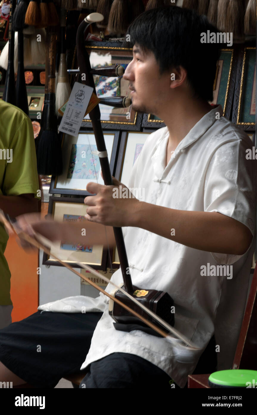 Traditionelle Musikinstrument in der alten Stadt von Shanghai zu spielen. Saiteninstrument, Sanxian genannt. Die Sanxian ist ein Chinese Stockfoto