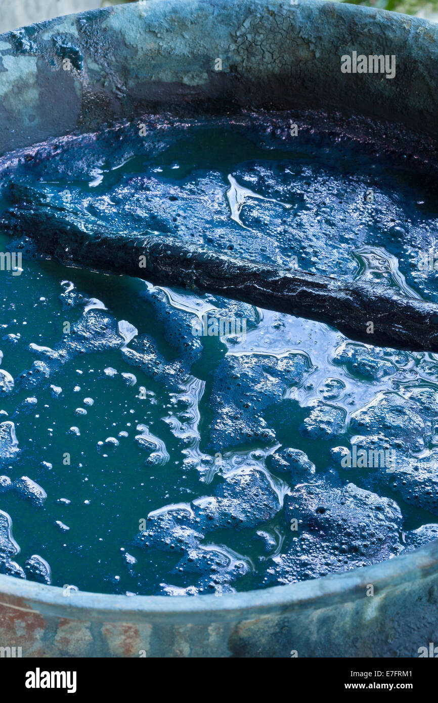 Seide färben Container mit blauem Pigment, Laos Stockfoto