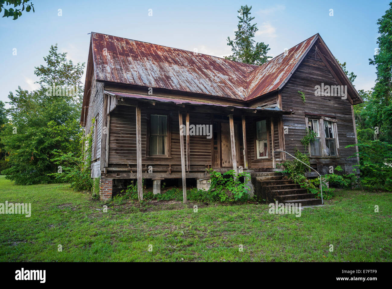 Alte verlassene Holzhaus im ländlichen North Florida. Stockfoto