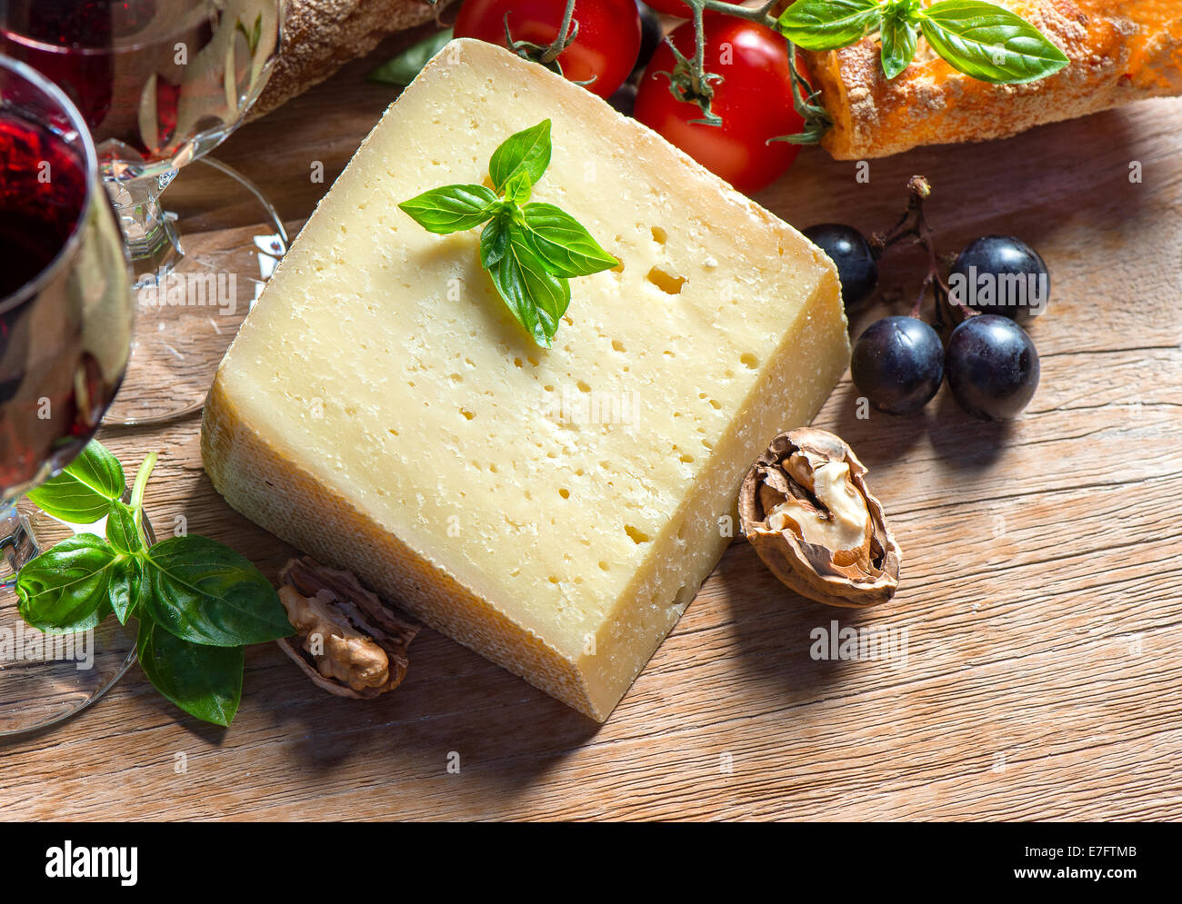 Käse mit Walnüssen, Trauben und Rotwein. Low-Key-Stil Bild Stockfoto