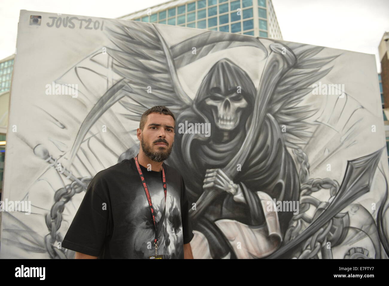 Garden City, New York, USA. 14. September 2014. DAN AZACETA, aka JOUST201, aus New Jersey, ist ein Graffiti-Künstler erstellen ein schwarz-weiß outdoor Wandbild der Sensenmann auf der United Tinte Flug 914 Tattoo Convention in der Wiege der Luftfahrt Museum von Long Island. Bildnachweis: Ann E Parry/Alamy Live-Nachrichten Stockfoto