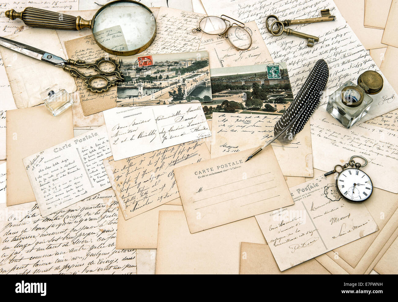 alte handschriftliche französische Briefe und Postkarten, Vintage Bürozubehör. nostalgische Papierhintergrund Stockfoto