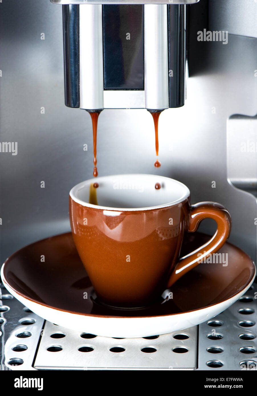 Kaffeemaschine, frischen Espresso Kaffee in eine Tasse Gießen. Lebensmittel- und Getränkeindustrie Stockfoto