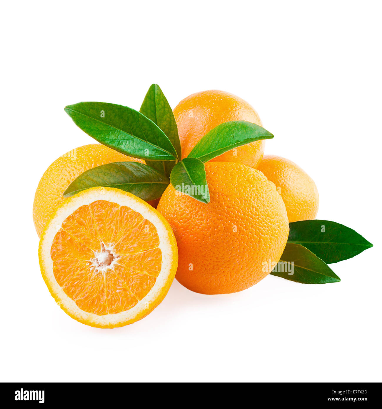 Orangen Früchte und die Hälfte der Frucht, die isoliert auf weiss Stockfoto