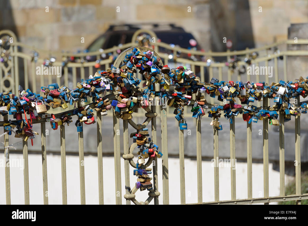 Geschlossene Vorhängeschlösser aller Größen auf dem Geländer einer Brücke als eine symbolische Geste der Liebe von Paaren, Prag, Tschechische Republik. Stockfoto