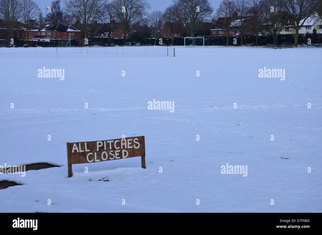 "Alle Stellplätze geschlossen" schneebedeckte Fußballplätze im Winter Stockfoto