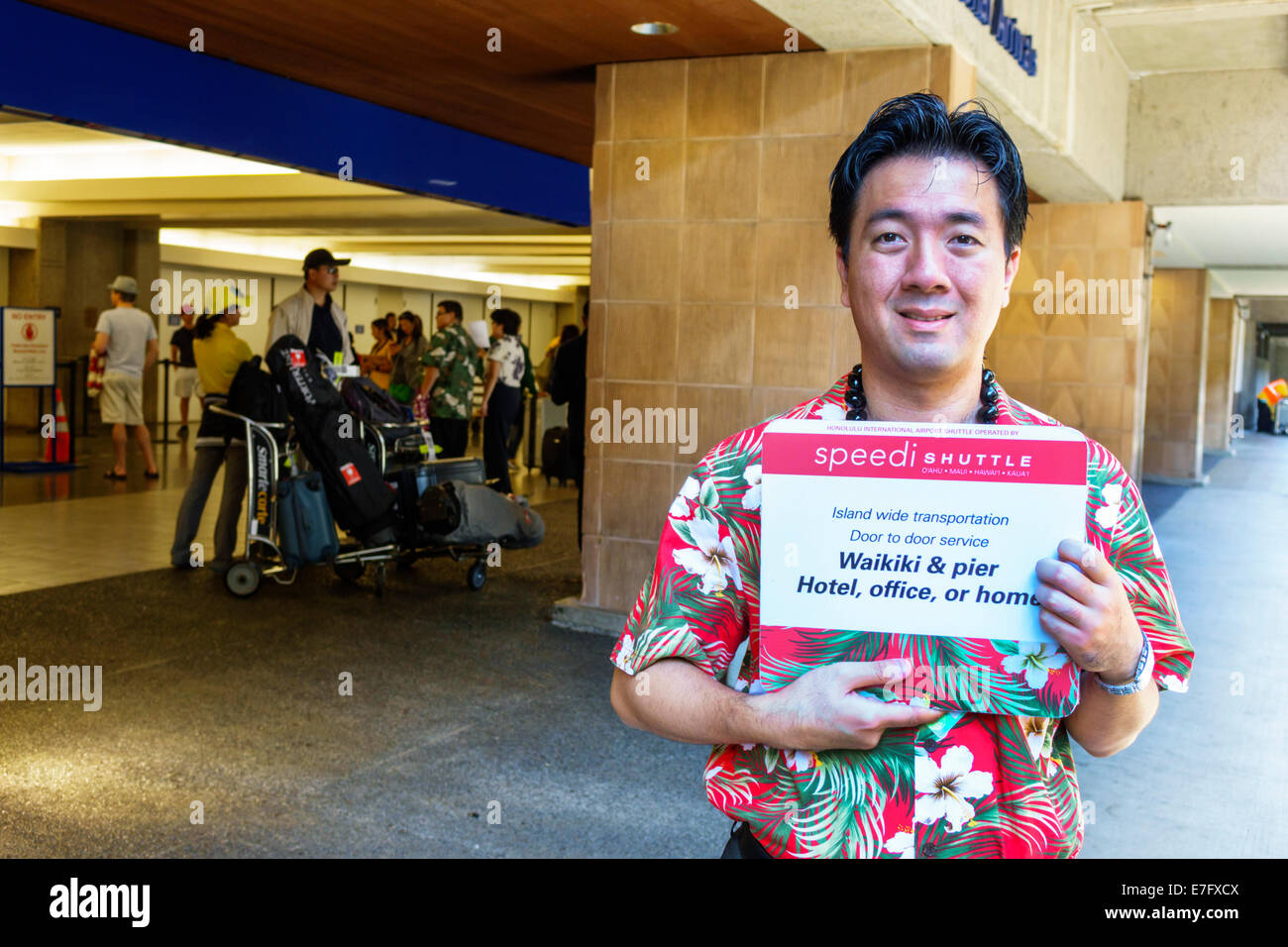 Honolulu Hawaii, Oahu, Hawaiian, internationaler Flughafen, HNL, asiatischer Mann Männer, Schild, Holding, Fahrer, Transport, USA, USA, USA, USA, Amerika Polynesien, H Stockfoto