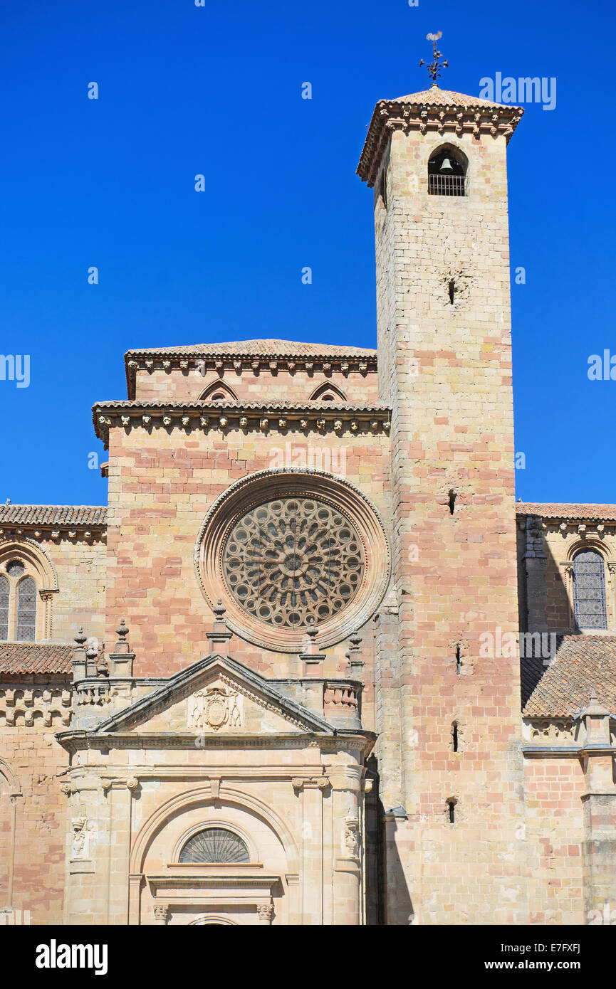 Detail der Fassade der St. Mary Cathedral in Siguenza, Guadalajara, Spanien. Stockfoto