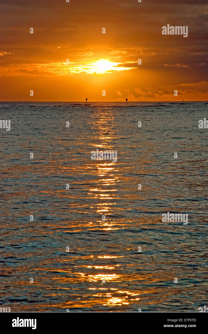Sonnenuntergang über dem Ozean auf Hawaii Stockfoto Sonnenuntergang über dem Ozean auf Hawaii Stockfoto
