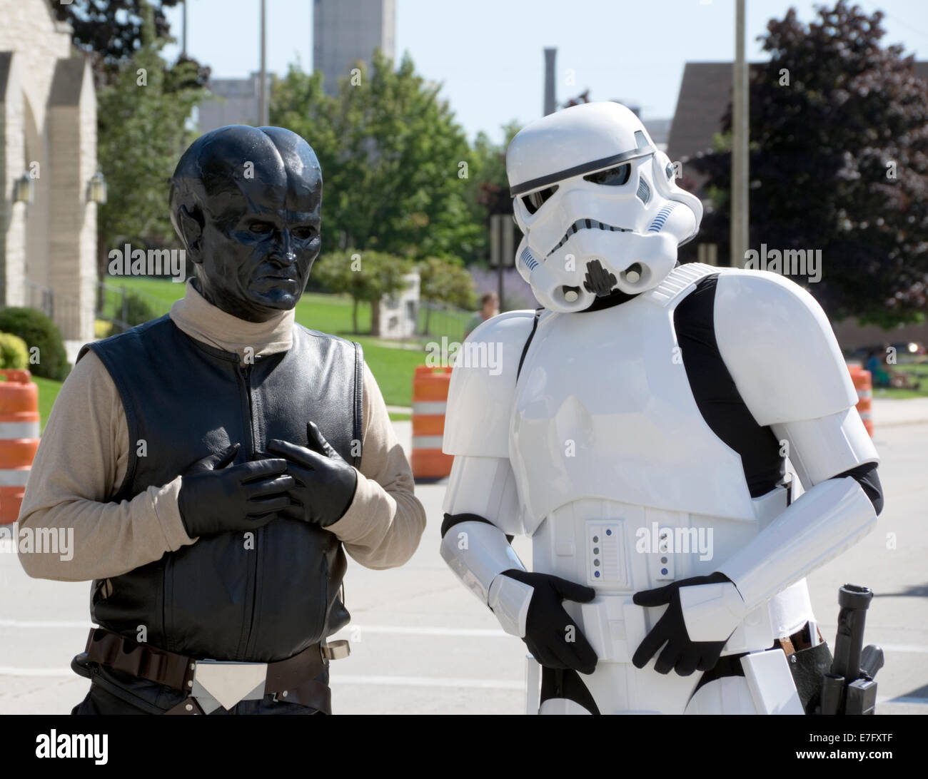 Darsteller für Star Wars Stormtrooper und Alien in Sputnikfest, Manitowoc, Wisconsin Stockfoto