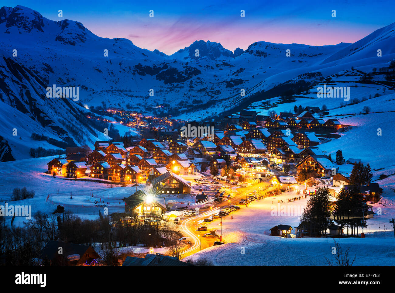Nachtstück und Ski resort in den französischen Alpen, Saint Jean d'Arves, Frankreich Stockfoto