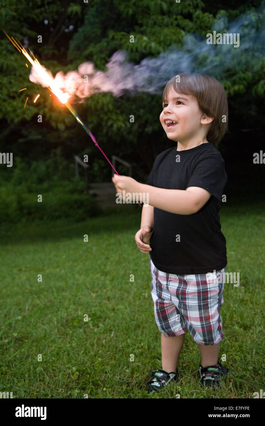 Kleinkind spielt mit Wunderkerze am Unabhängigkeitstag in Indiana Stockfoto