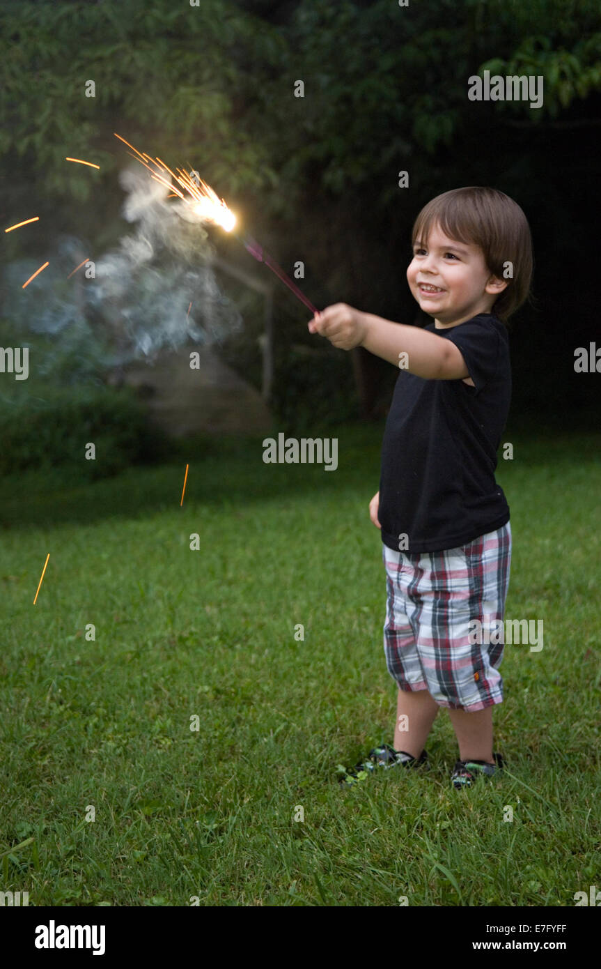 Kleinkind spielt mit Wunderkerze am Unabhängigkeitstag in Indiana Stockfoto