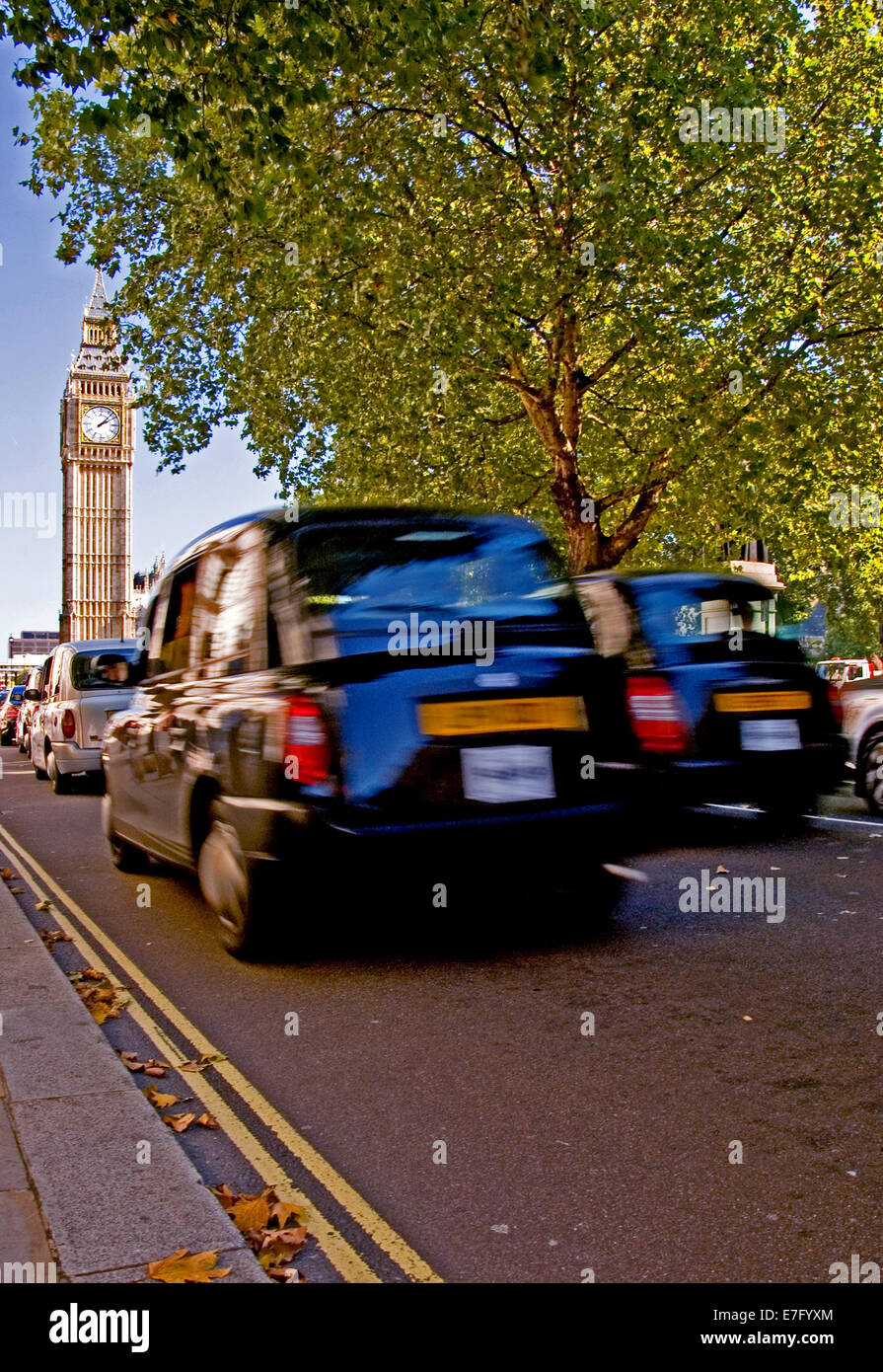 Iconic London Taxis Ansatz Big Ben und das Parlament Square, Westminster, London. Big Ben wird derzeit restauriert. Stockfoto