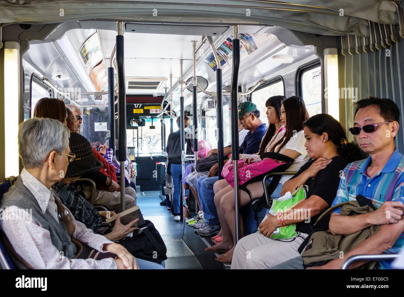 Honolulu Hawaii, Oahu, Hawaiian, TheBus, Bus, Fahrer, Passagiere Passagiere Reiter Reiter, asiatische Männer männlich, Senioren Bürger, Rentner, p Stockfoto
