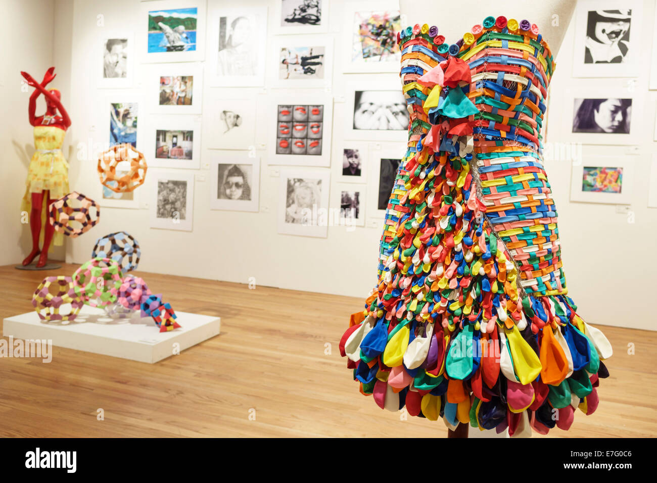 Honolulu Hawaii, Oahu, Hawaiian, Hawaii State Art Museum, Foundation on Culture & the Arts, Galerie, wiederverwendet, Ballons, Kleid, Installation, USA, USA, United, St. Stockfoto