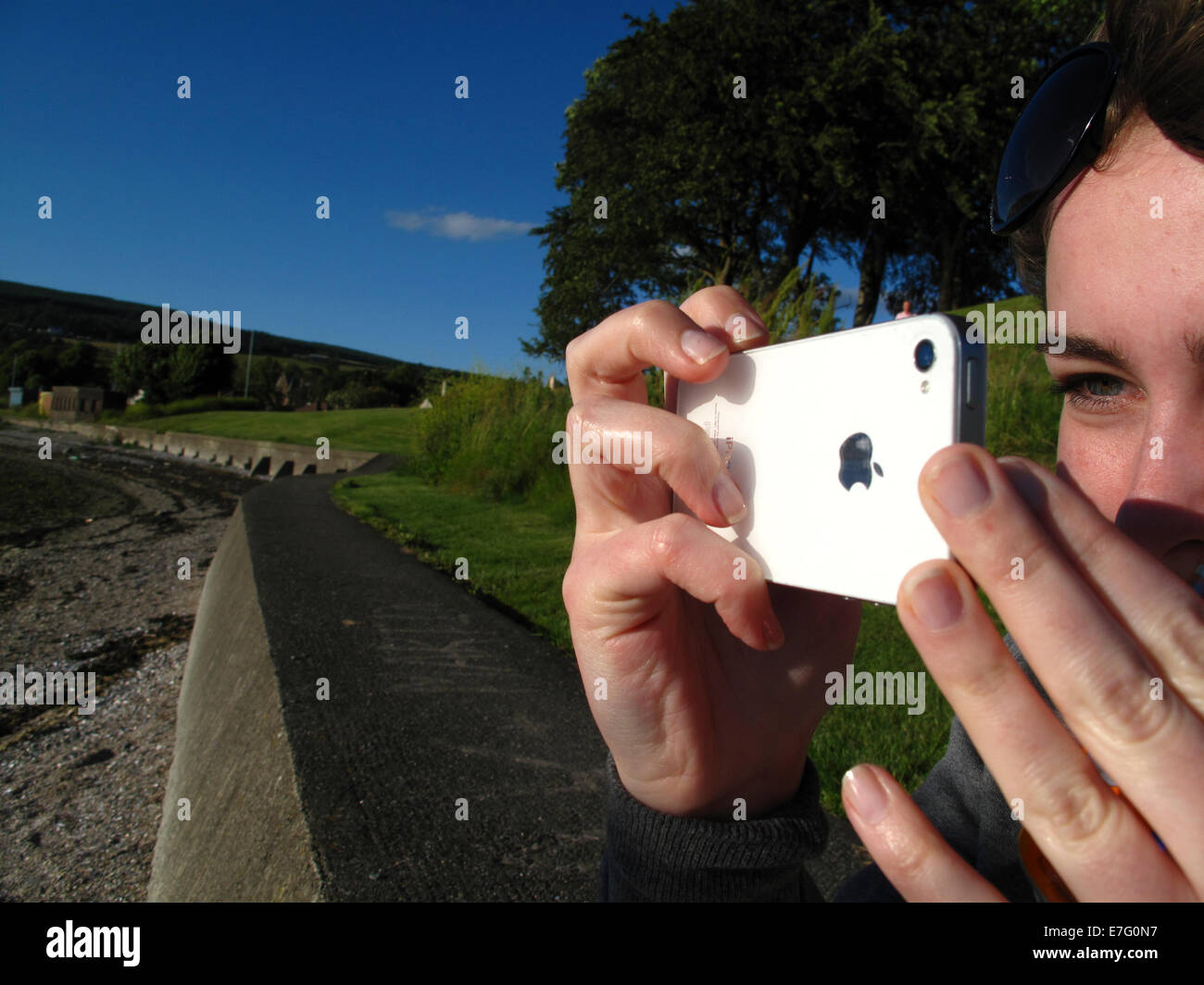 Junges Mädchen nehmen Foto mit dem iPhone Stockfoto