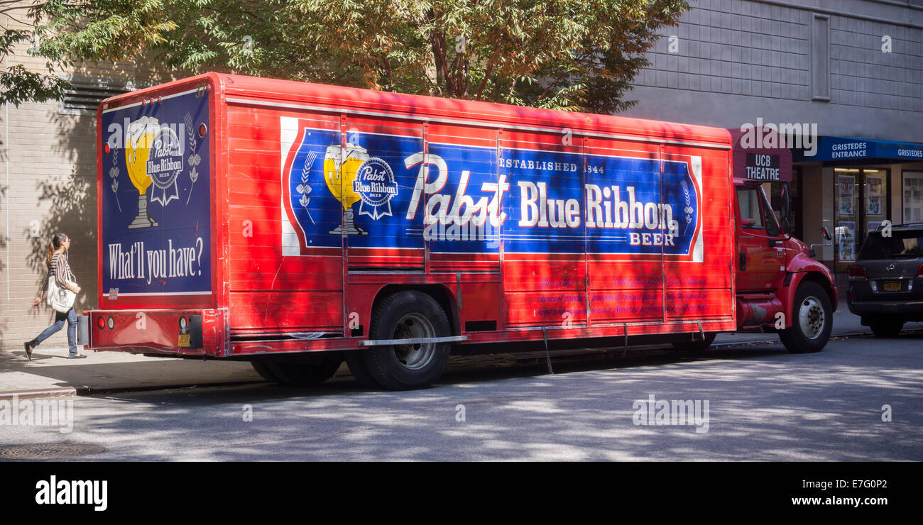 Ein Bier Händler LKW liefern Pabst Blue Ribbon Bier sowie andere Getränke ist in New York gesehen. Stockfoto