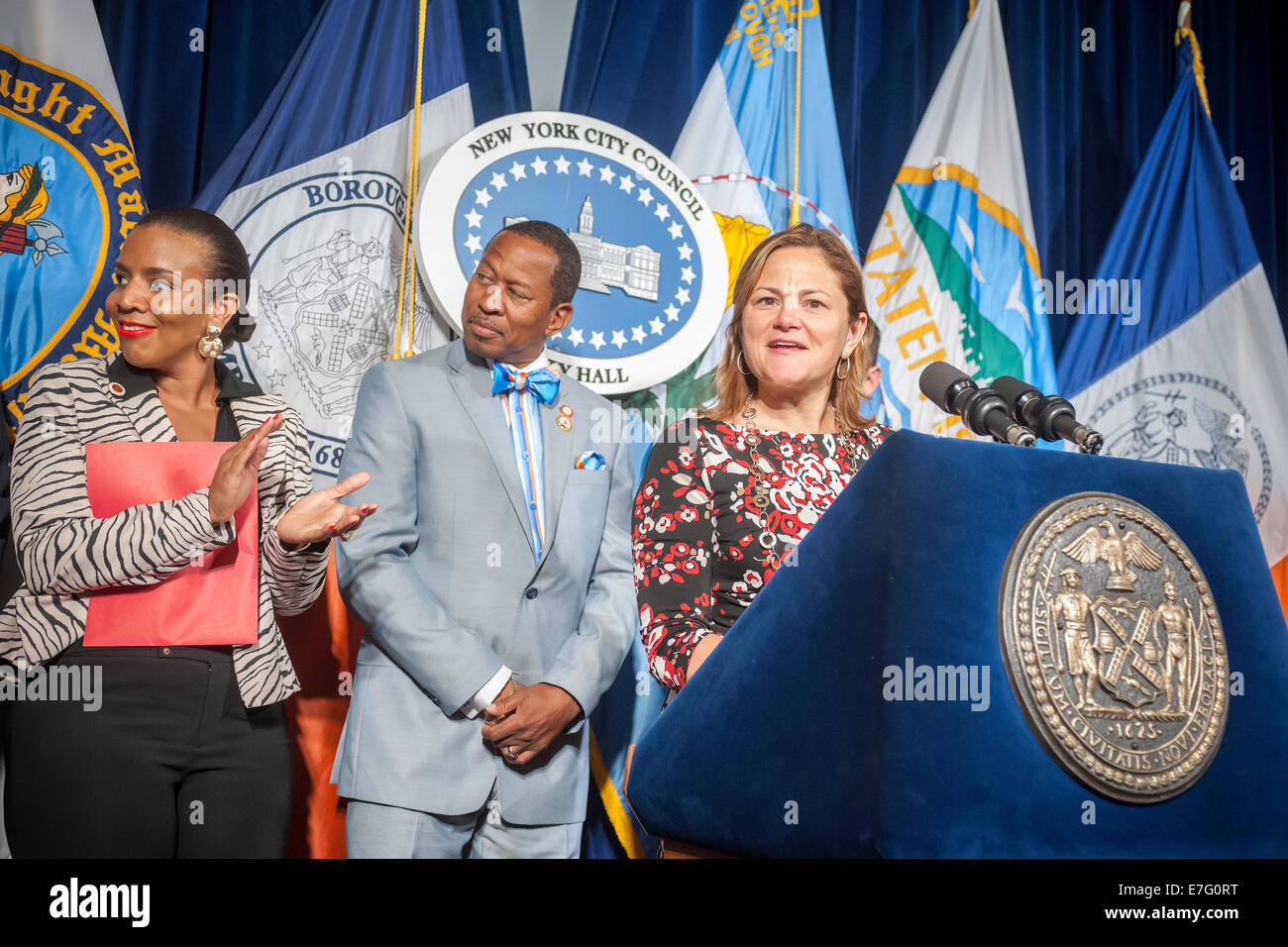 New York City Rat Lautsprecher Melissa Mark-Viverto in Begleitung von Mitgliedern des Stadtrates, spricht auf einer Pressekonferenz Stockfoto