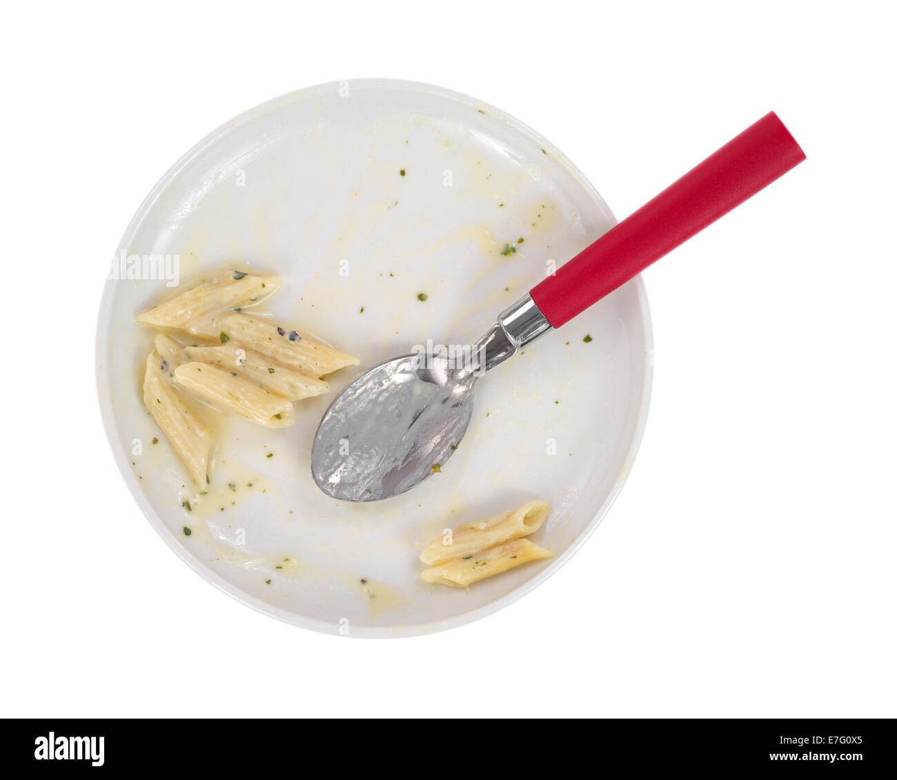 Draufsicht auf einen Teller Pasta, die mit einem roten gegessen hat behandelt Löffel auf einem weißen Hintergrund. Stockfoto