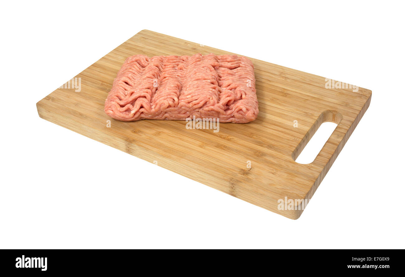 Ein Teil des rohen Boden Huhn auf ein Holz Schneidebrett. Stockfoto