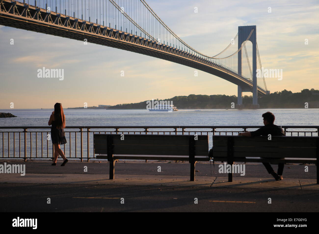 Liebespaar in einem Park in der Nähe von Verrazano-Narrows-Brücke Stockfoto