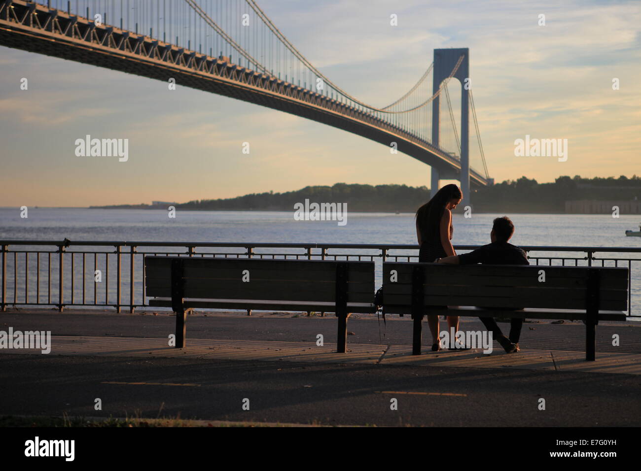 Liebespaar in einem Park in der Nähe von Verrazano-Narrows-Brücke Stockfoto