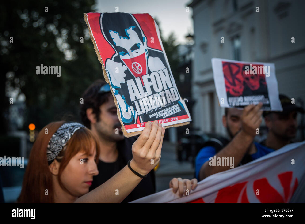 London, UK. 16. September 2014.  Antikapitalistische kollektiven Protest bei der spanischen Botschaft 2014 Credit: Guy Corbishley/Alamy Live News Stockfoto