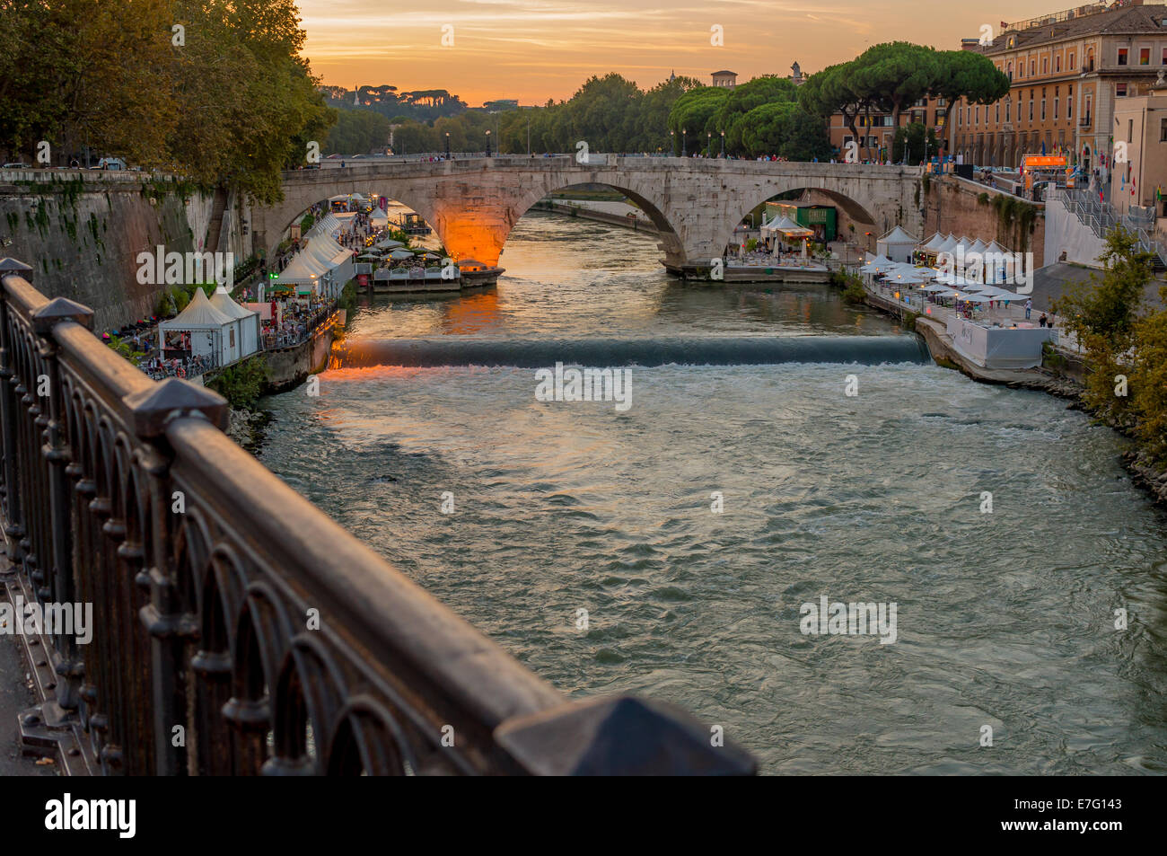 Blick auf den Sonnenuntergang von der Tiber (Lungo Tevere) und Tiber Insel (Isola Tiberina) in Rom Stockfoto