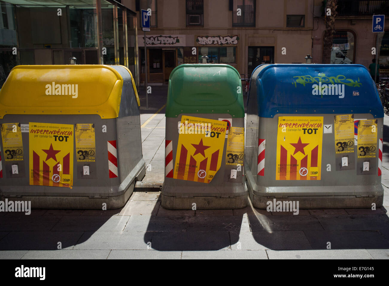Katalanische trachtenden Plakate in Barcelona Straßen. Stockfoto
