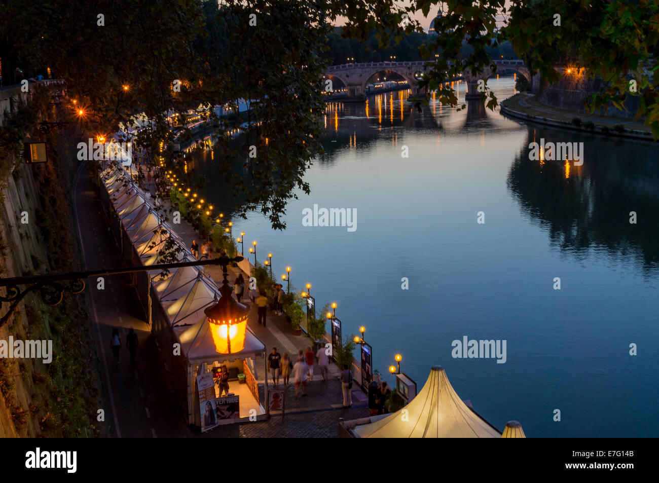 Blick auf den Sommermarkt entlang des Tibers (Lungo Tevere) in Rom mit Ponte Sisto im Hintergrund Stockfoto