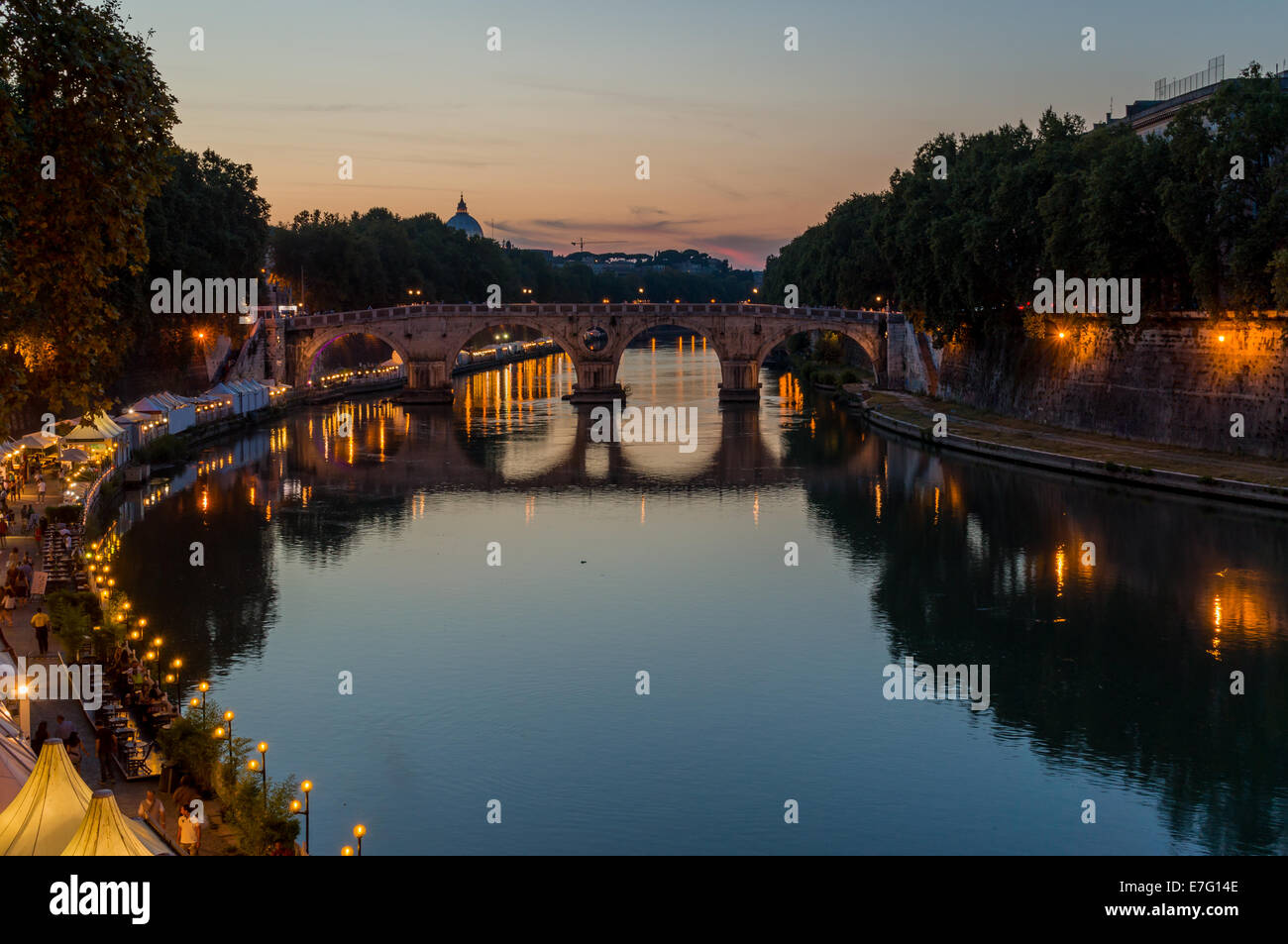 Blick auf den Tiber, Ponte Sisto und den Petersdom in Rom Stockfoto