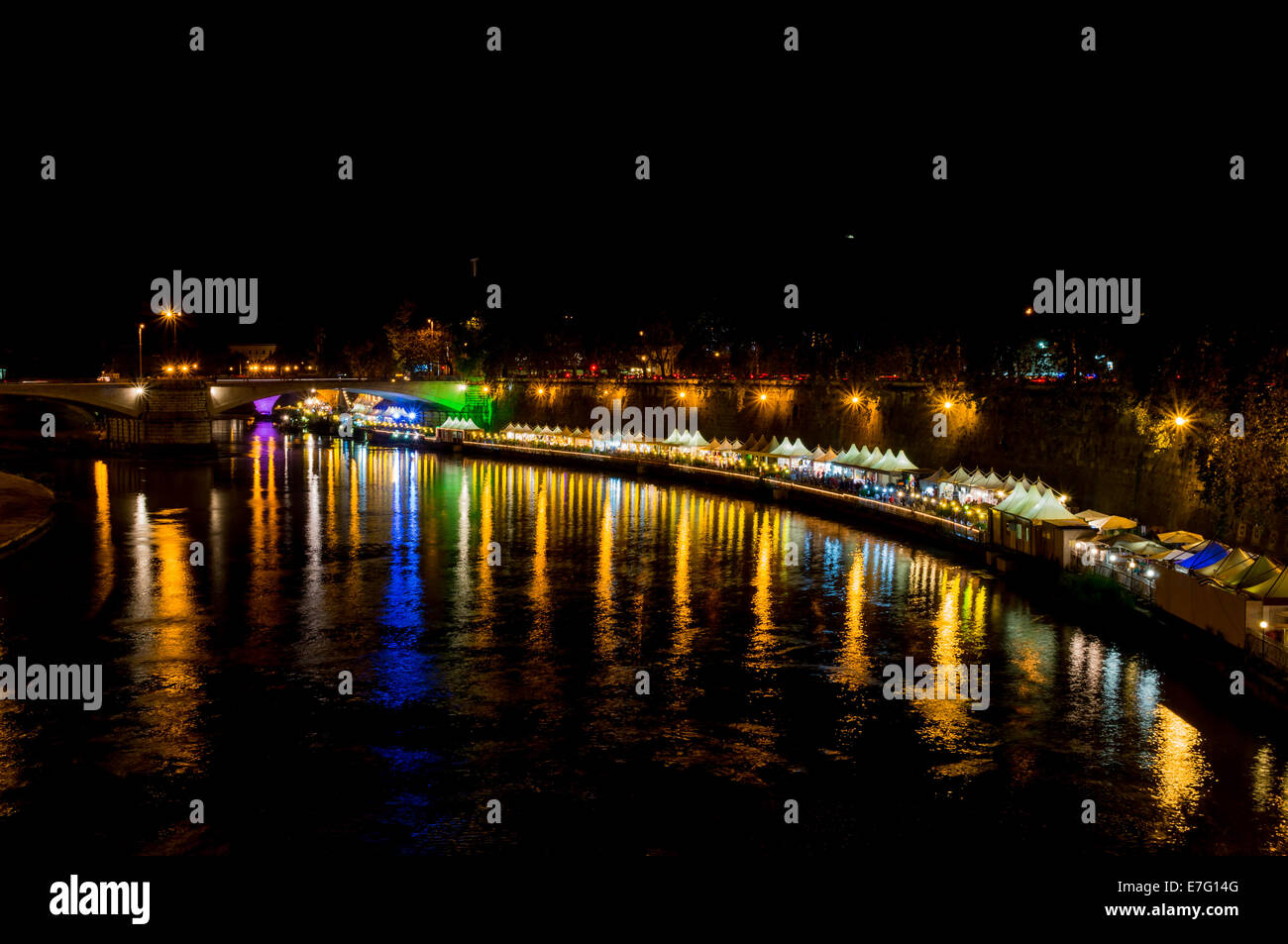 Nachtansicht des Tiber Fluss und Sommer in Rom Stockfoto