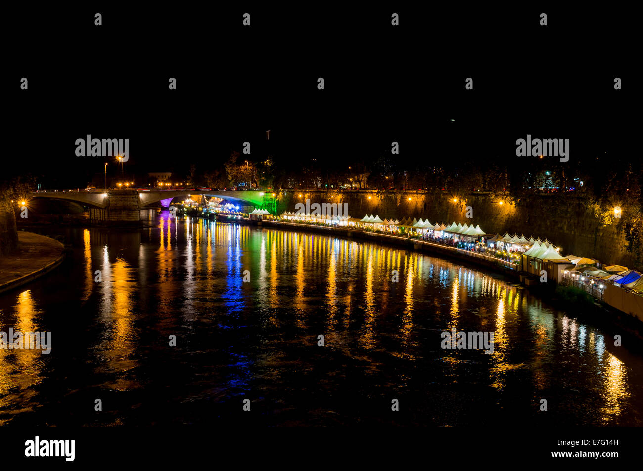 Nachtansicht des Tiber Fluss und Sommer in Rom Stockfoto