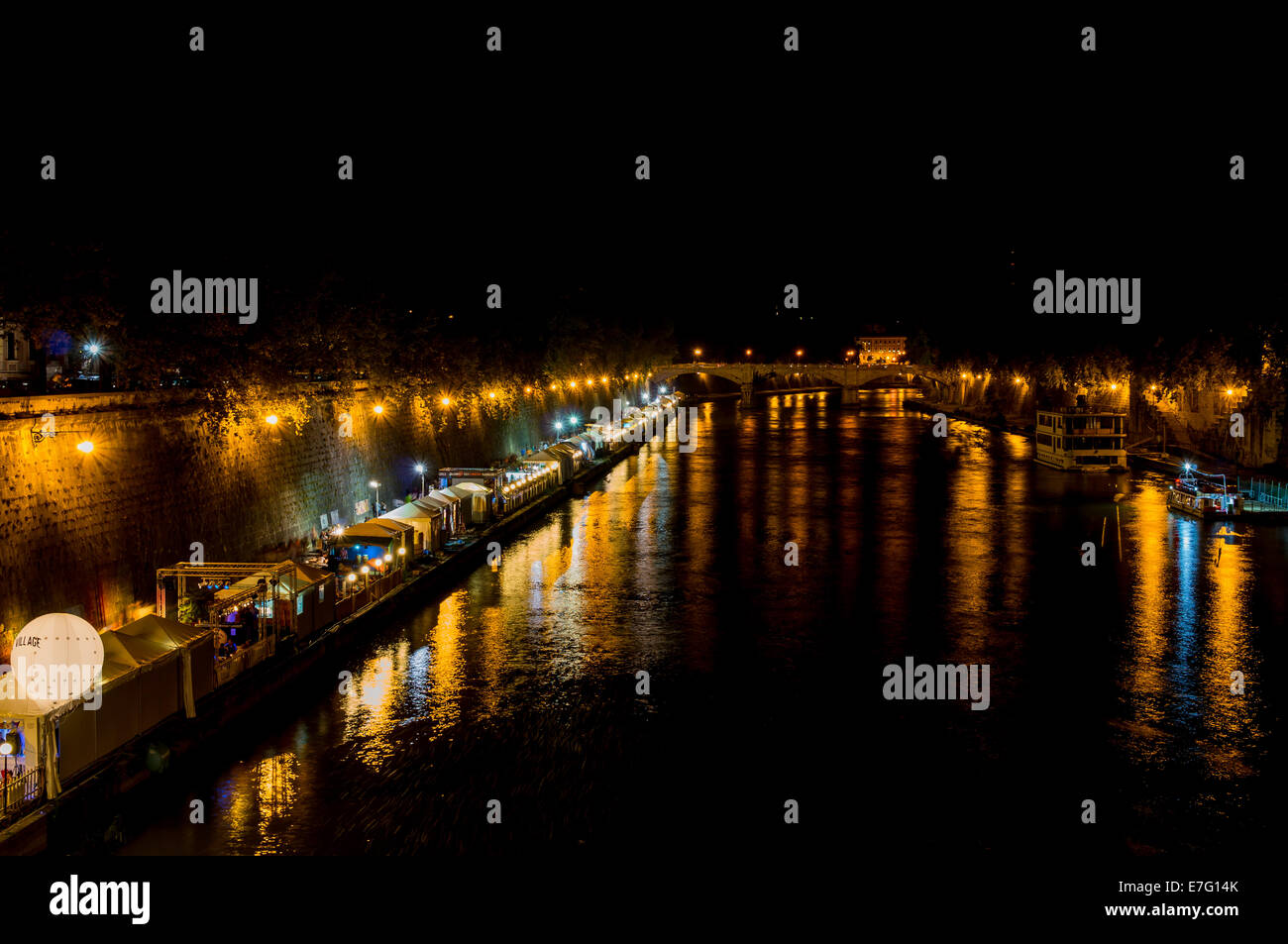 Nachtansicht des Tiber Fluss und Sommer in Rom Stockfoto