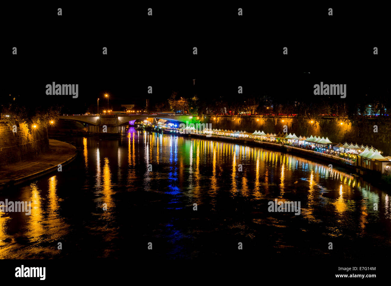 Nachtansicht des Tiber Fluss und Sommer in Rom Stockfoto