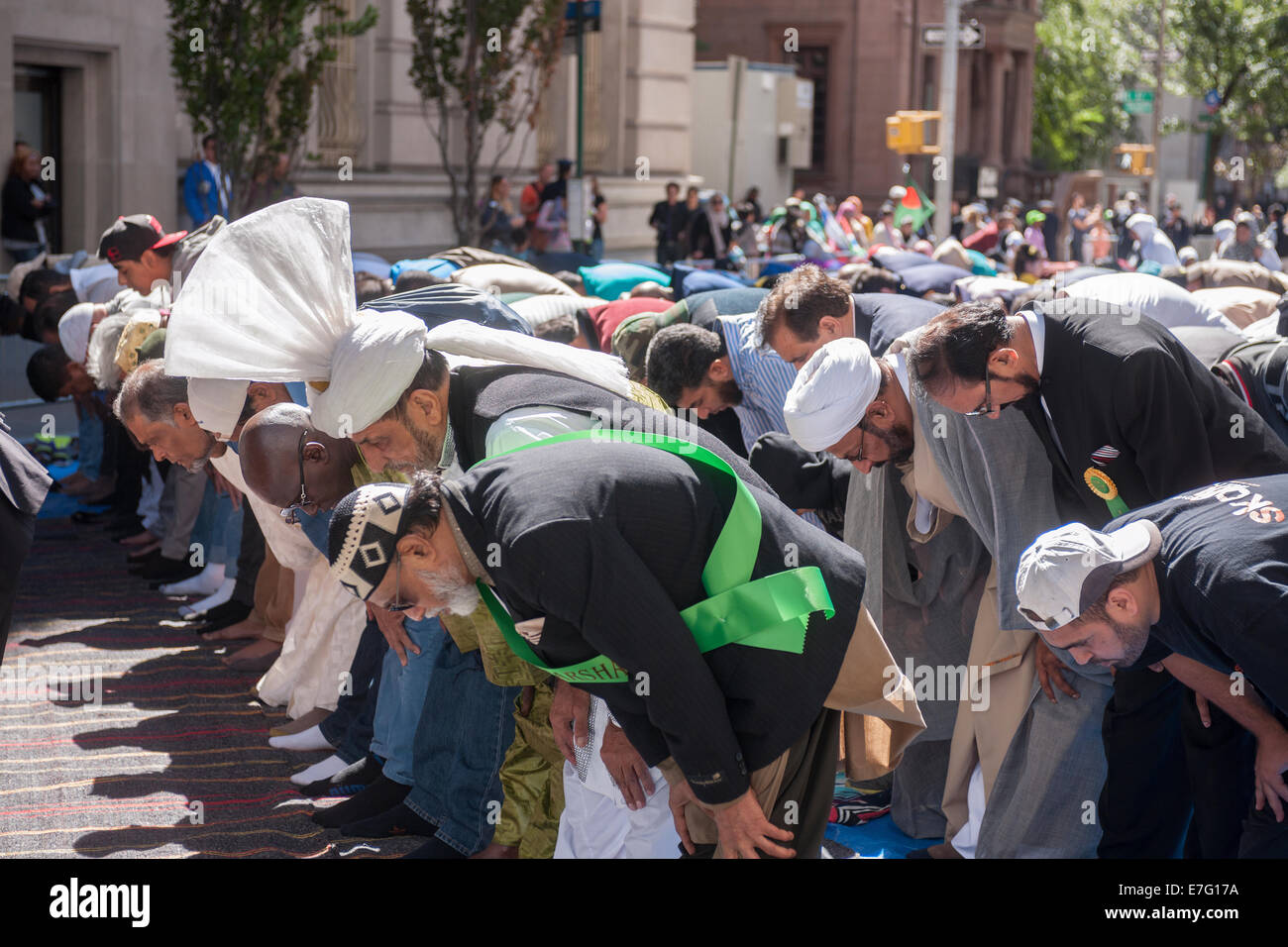 Muslimische Männer beten an der Madison Avenue in New York vor den amerikanischen muslimischen Parade. Stockfoto