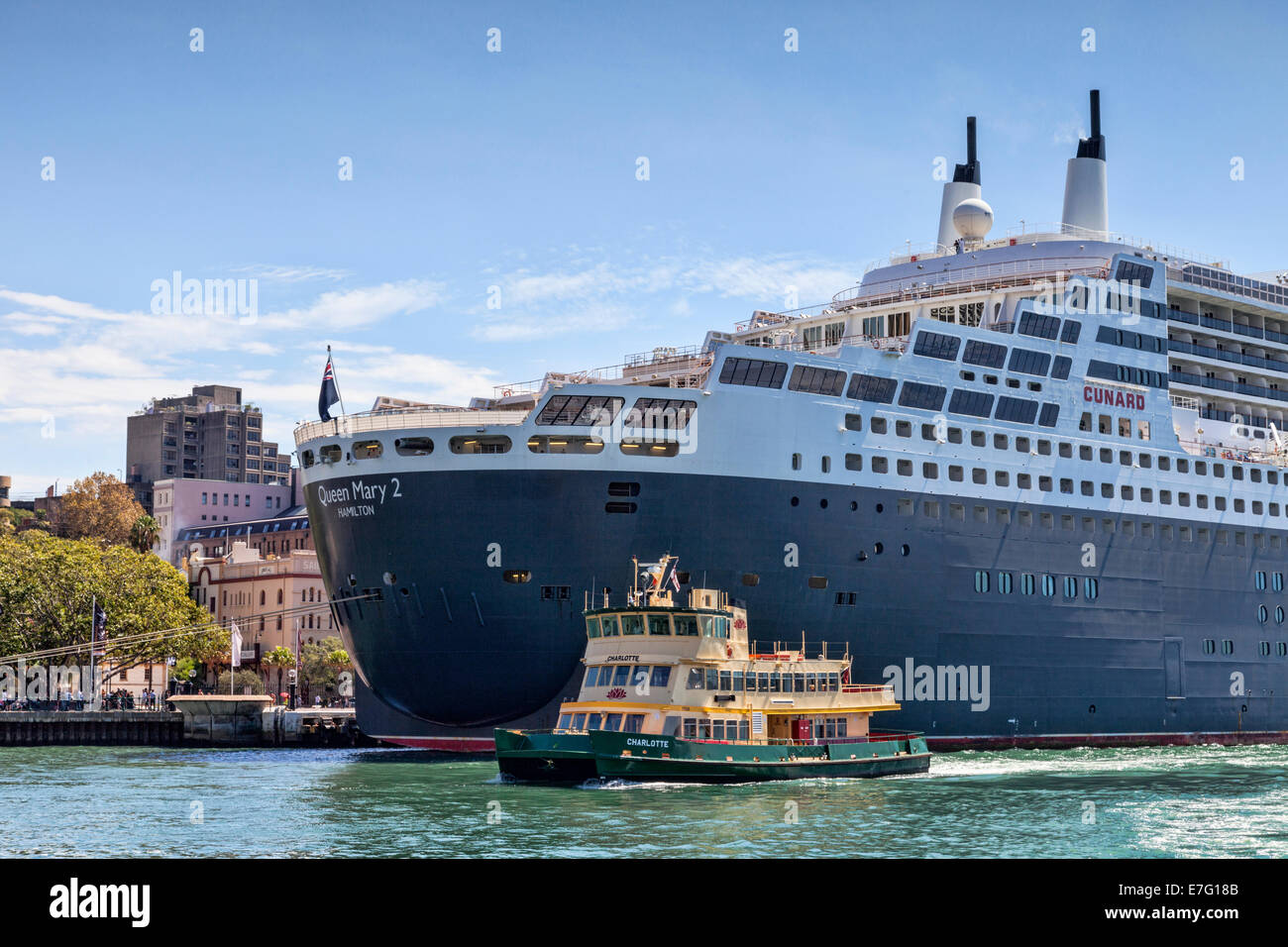 Cunard Liner Queen Mary 2 festgemacht am Circular Quay, Sydney und Sydney Ferry Charlotte. Stockfoto