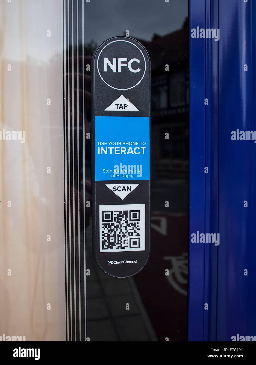 eine interaktive QR-Code auf einer Plakatwand Bushaltestelle Stockfoto