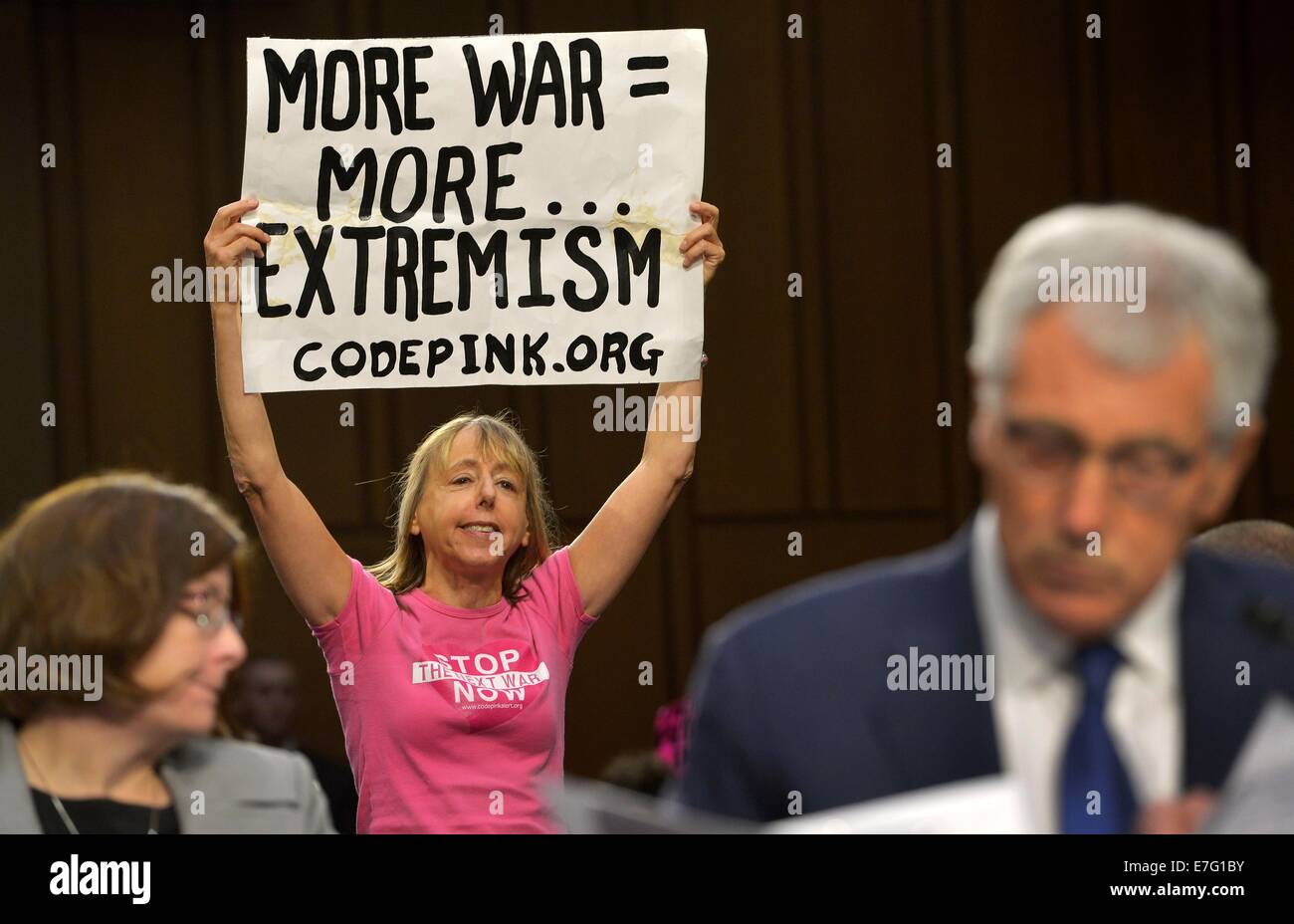 Ein Anti-Kriegs-Demonstranten stört Verfahren als US-Verteidigungsminister Chuck Hagel und Joint Chiefs Chairman General Martin Dempsey vor dem Senate Armed Services Committee auf dem Capitol Hill 16. September 2014 in Washington, DC zu bezeugen. Hagel und Joint Chiefs Chairman General Martin Dempsey bezeugten Planansatz des Präsidenten islamischer Staat Ziele in Syrien und im Irak treffen. Stockfoto