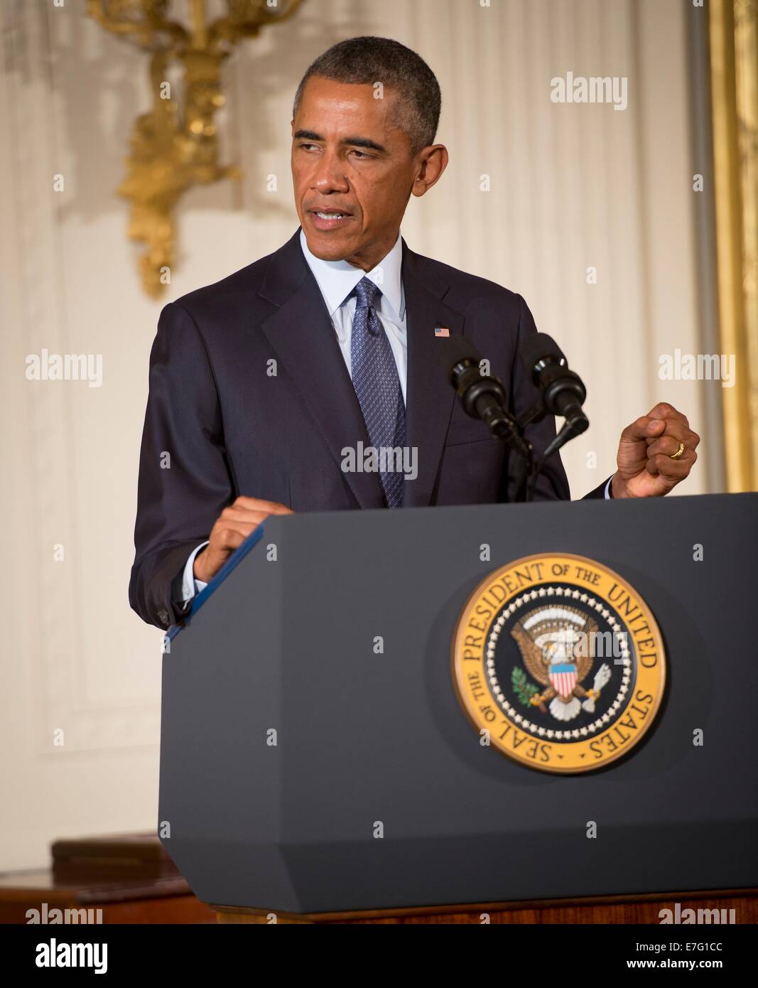 US-Präsident Barack Obama während einer Medal Of Honor-Zeremonie im East Room des weißen Hauses 15. September 2014 in Washington, DC spricht. Obama Army Command Sergeant Major Bennie G. Adkins die Medal Of Honor, die Nation höchste militärische Auszeichnung verliehen und posthum eine Armee Spc. Donald Sloat, gestorben in den Vietnam-Krieg. Stockfoto