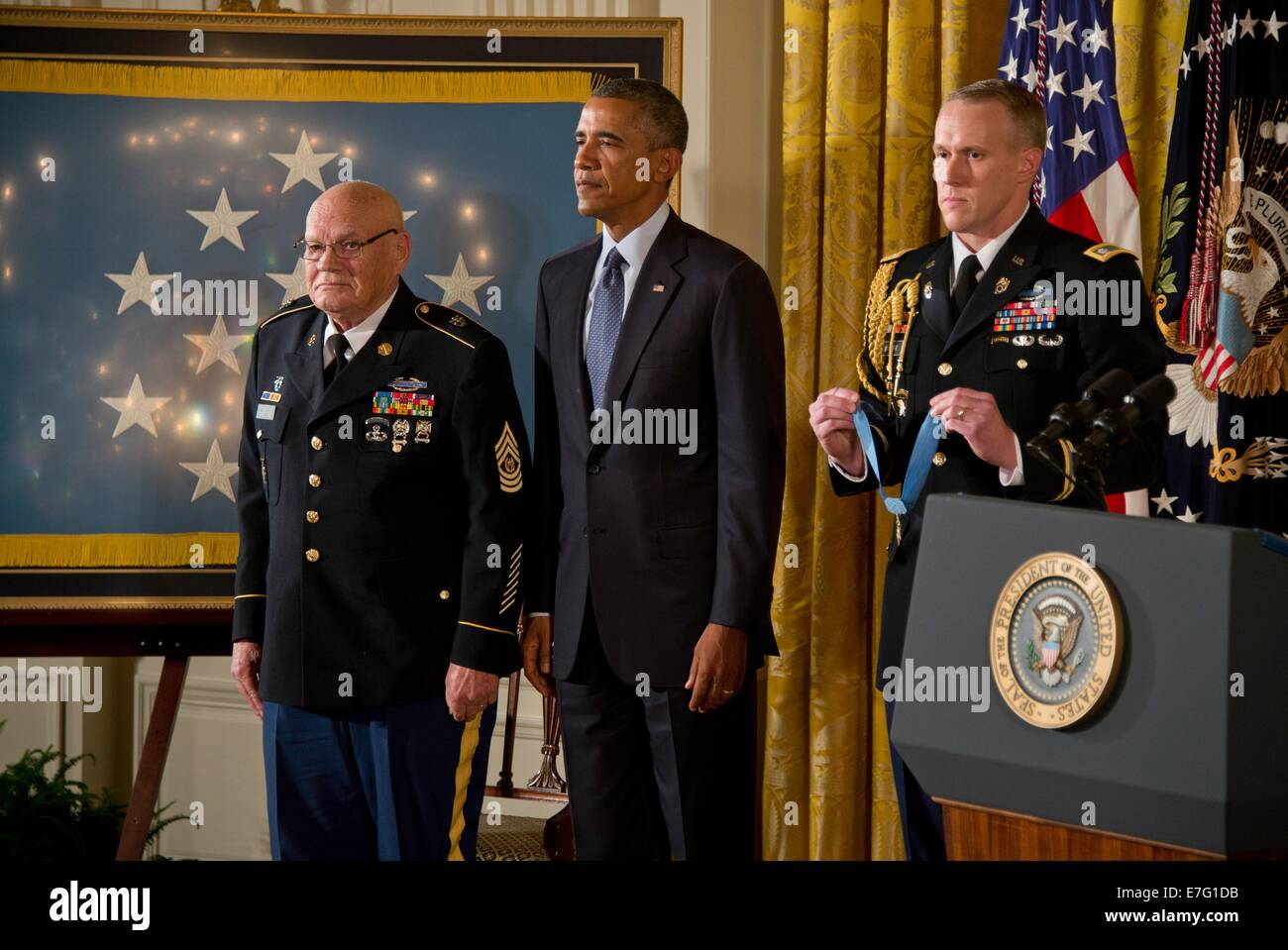 US Präsident Barack Obama vergibt die Medal Of Honor an Army Command Sergeant Major Bennie G. Adkins während einer Zeremonie im East Room des weißen Hauses 15. September 2014 in Washington, DC. Obama Army Command Sergeant Major Bennie G. Adkins die Medal Of Honor, die Nation höchste militärische Auszeichnung verliehen und posthum eine Armee Spc. Donald Sloat, gestorben in den Vietnam-Krieg. Stockfoto