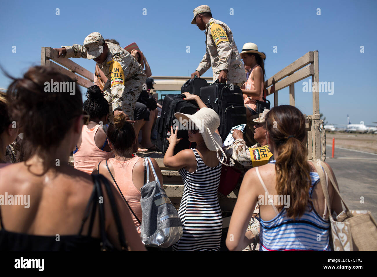 Tijuana, Mexiko. 16. Sep, 2014. Touristen von Los Cabos evakuiert, nachdem Hurrikan Odile Bereich betroffenen kommen am Tijuana Flughafen, in Tijuana, Nordwesten Mexikos, 16. September 2014. Die mexikanische Regierung begann Luftbrücke gestrandete Touristen aus dem Hurrikan verwüsteten Feriengebiet von Los Cabos am Dienstag. Bildnachweis: Guillermo Arias/Xinhua/Alamy Live-Nachrichten Stockfoto