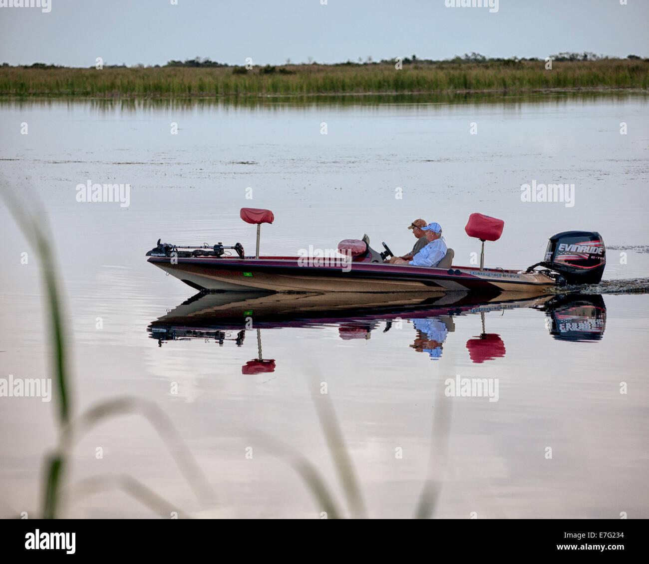 Florida, USA. 28. August 2014. Zwei Fischern, die in einem Ranger 519VX Boot mit einem 200 Evinrude e-Tec Außenborder Motor, in den Gewässern des Arthur R. Marshall Loxahatchee National Wildlife Refuge, Palm Beach County, Florida, eine 147.392-Acre (596 qkm) Naturschutzgebiet und Teil des Everglades National Park. © Arnold Drapkin/ZUMA Draht/Alamy Live-Nachrichten Stockfoto